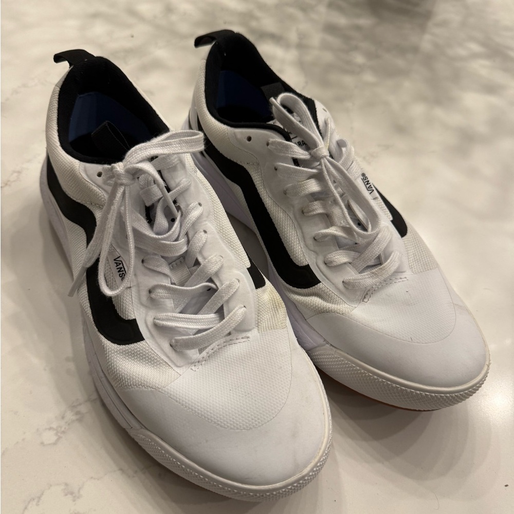 Vans Men's Classic White and Black Sneakers M9/W10.5